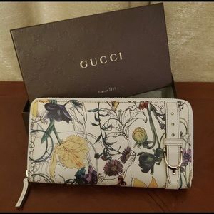 Gucci White Floral Infinity Zipper Wallet